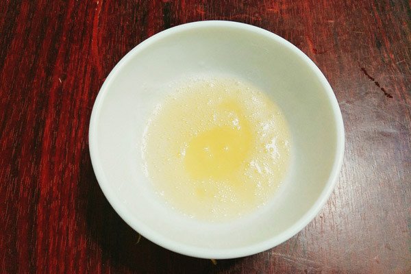 Bột gelatin được ngâm nở, nguyên liệu quan trọng tạo độ dẻo cho sữa chua.