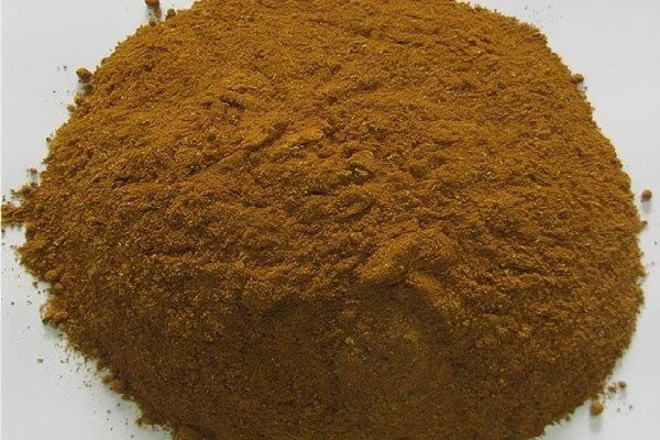 Bí Quyết Làm Lạc Rang Húng Lìu Thơm Ngon Chuẩn Vị Bột húng lìu thơm nồng, gia vị thiết yếu cho món ăn