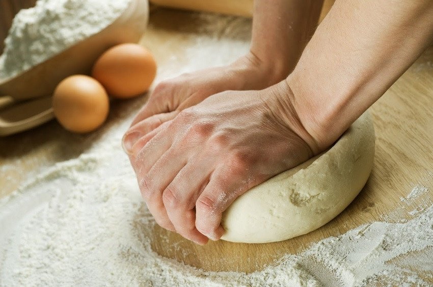 Bột làm bánh mì được nhào mịn bằng máy trộn