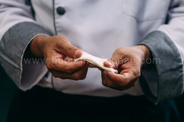 Bột làm đế bánh Pizza xúc xích chuẩn bị ủ