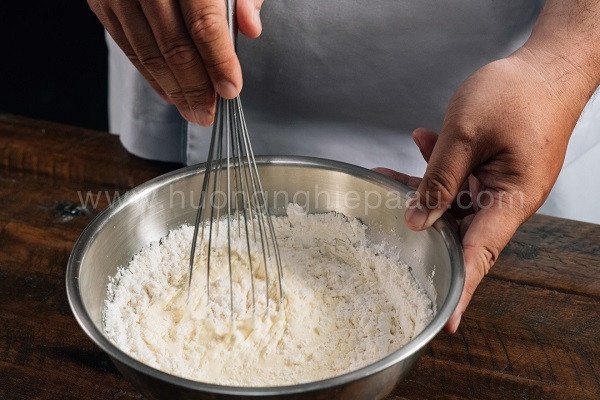 bột mì được rây mịn vào âu lớn