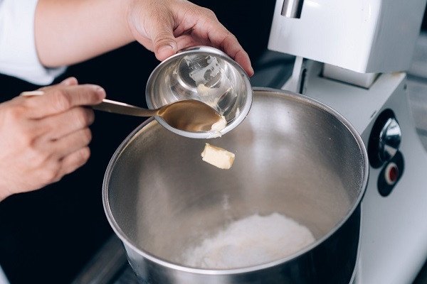 bột mì và bơ được trộn đều tạo khối bánh mì tươi