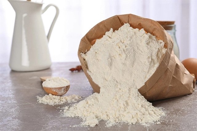 Bột năng tinh bột sắn nguyên chất được làm từ củ sắn, sẵn sàng cho việc bảo quản