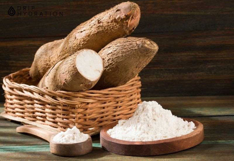 Bột năng trắng mịn được đổ đầy trong bát cạnh những củ khoai mì