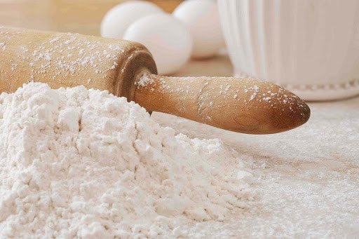 Bột năng trắng mịn trong tô chuẩn bị nhồi