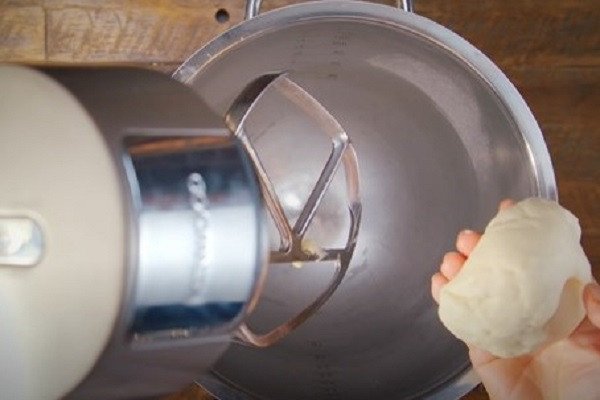 Bánh Trung Thu Ngàn Lớp Hoàn Hảo Cho Tết Đoàn Viên Bột nước nhào thành khối đồng nhất để làm vỏ bánh trung thu ngàn lớp