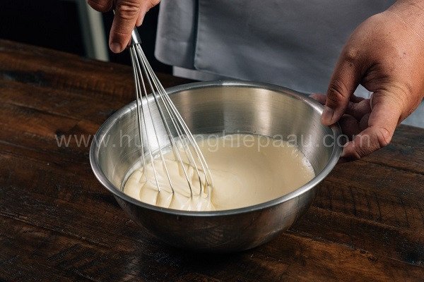 Bột vỏ bánh rán ngọt đang được khuấy đều mịn màng.