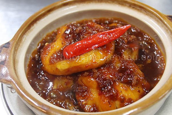 Bữa cơm gia đình với cá lóc kho tộ và cơm trắng nóng hổi