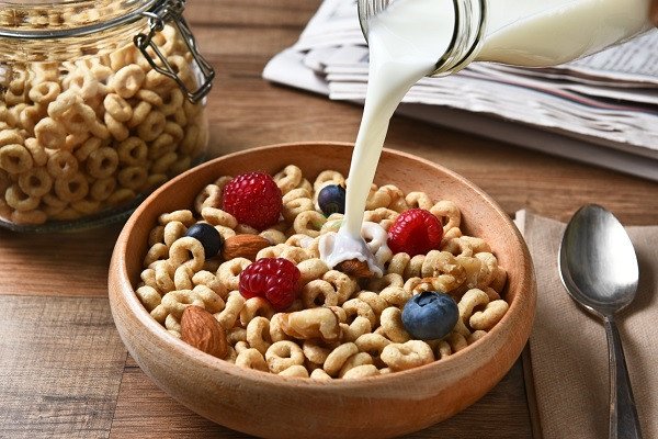 Bữa sáng Eat Clean với ngũ cốc, trái cây mọng nước và sữa chua