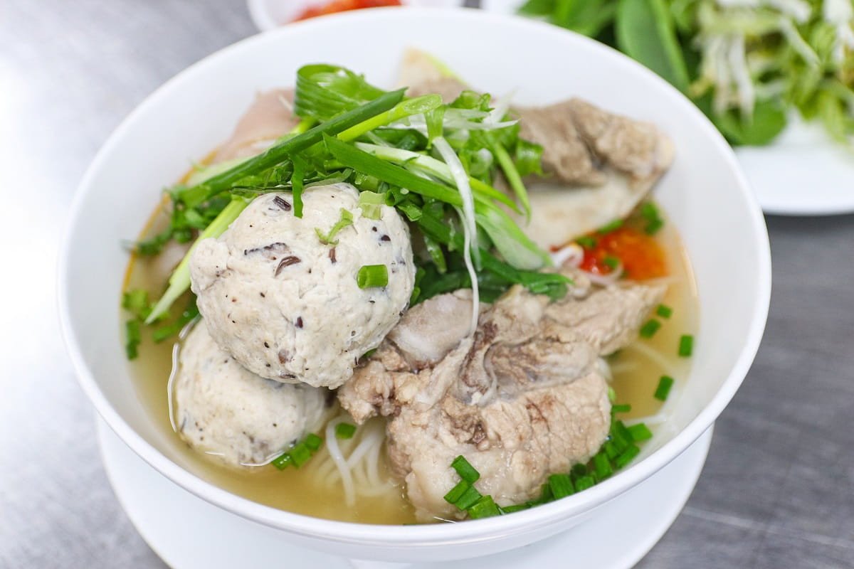 Bún mọc nóng hổi với nước dùng thanh ngọt
