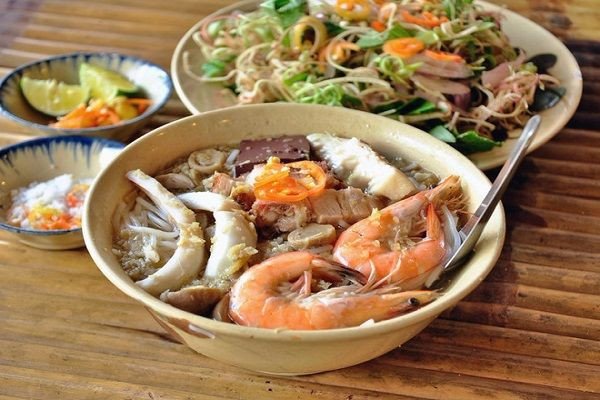 Bún nước lèo Sóc Trăng với màu sắc hấp dẫn và hương vị đặc trưng