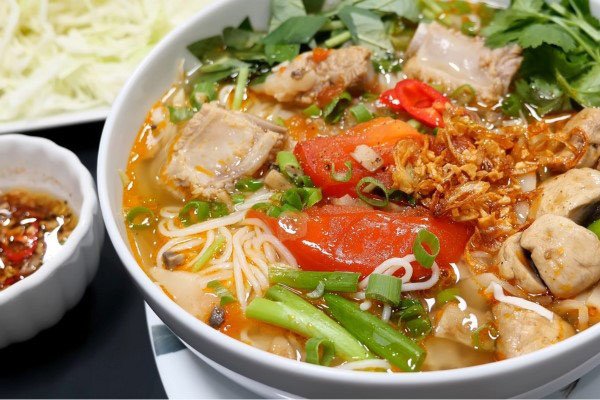 Bún sườn chua nóng hổi, thanh mát sẵn sàng thưởng thức
