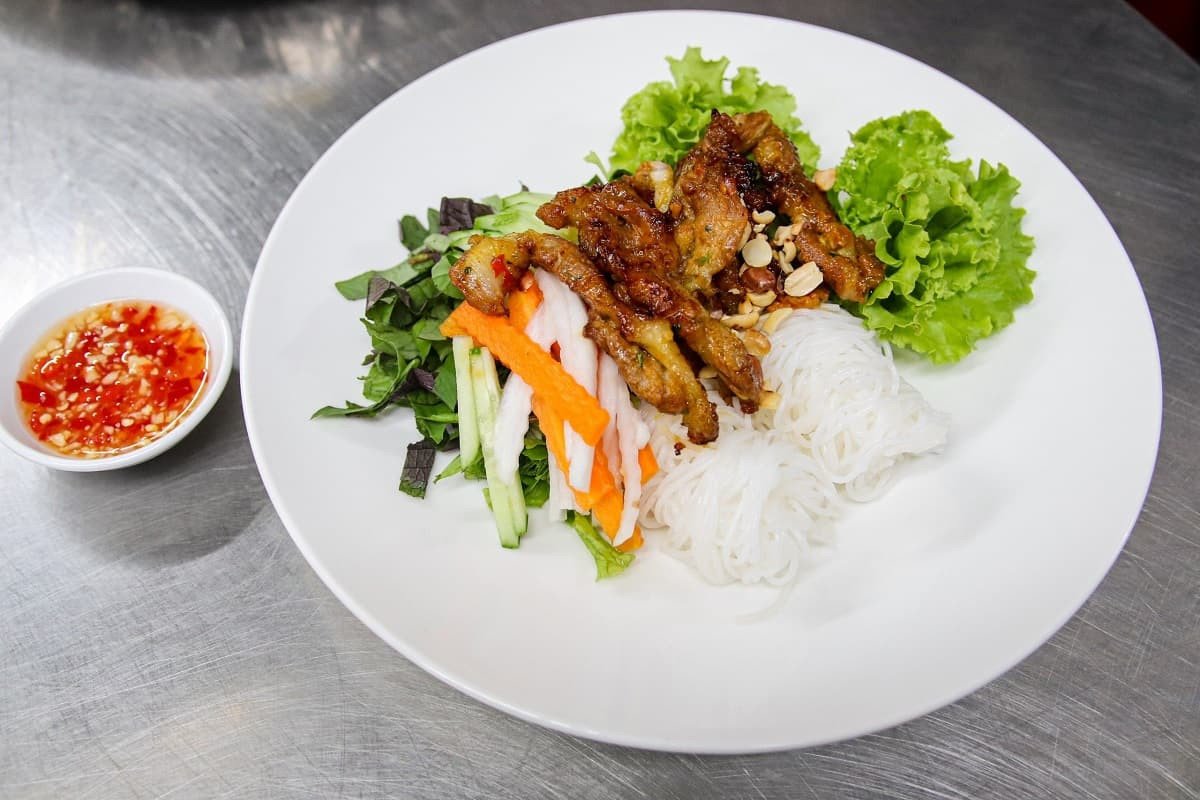 Bún thịt nướng với nem chả giòn ngon