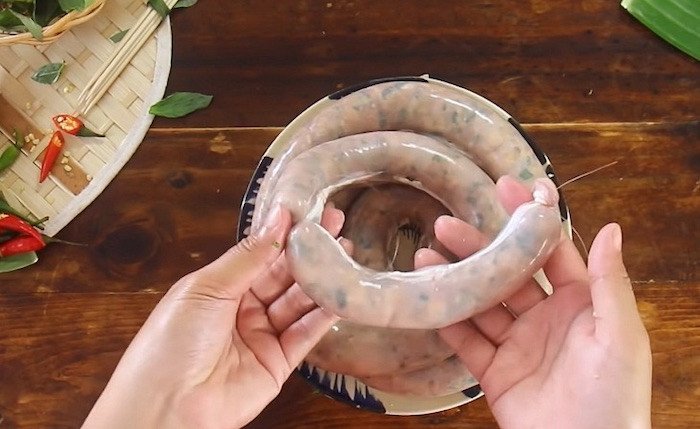 Buộc dồi sụn thành từng đoạn nhỏ sau khi nhồi nhân