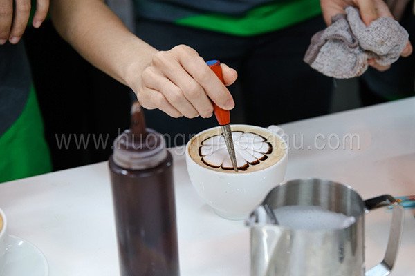 Bút vẽ chuyên dụng giúp thỏa sức sáng tạo trên những tách cà phê Capuchino