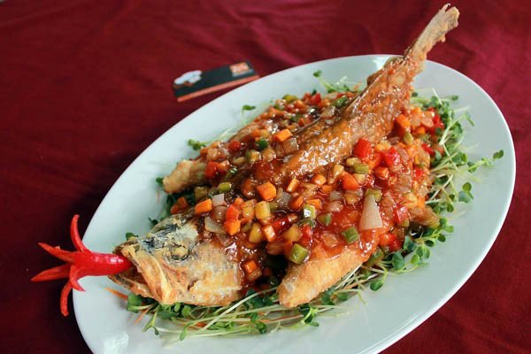 Cá chẽm chiên giòn xốt chua ngọt hấp dẫn