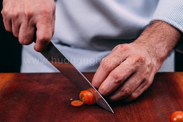 Cà chua bi tươi được thái lát mỏng để trộn salad bơ cá hồi