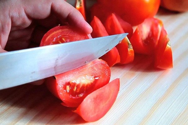 Cà chua cắt múi cau cho lẩu cá kèo