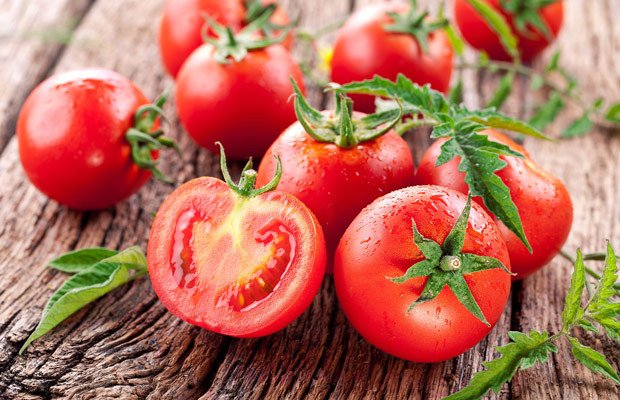 Cà chua rửa sạch và cắt lát cho món salad trộn dầu giấm