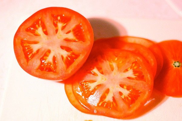 Cà chua tươi làm giảm vị mặn tự nhiên cho món ăn