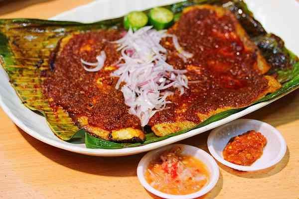 Cá đuối nướng sa tế thơm lừng, món ăn cuối tuần.