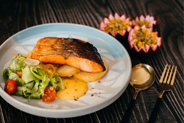 Cá hồi sốt chanh dây thơm ngon, một lựa chọn món Tây bổ dưỡng