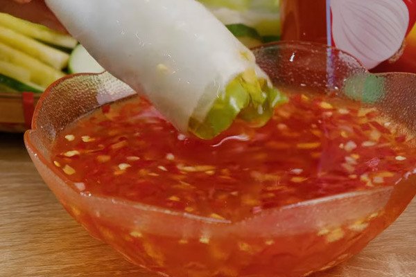 Cá lóc hấp bầu thơm ngon cuốn cùng bánh phở và rau sống