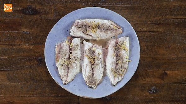 Cá ngừ tươi đã ướp gia vị chuẩn bị làm cá dầm trong bún chả cá