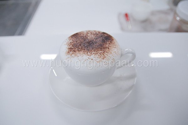 Cà phê Espresso, sữa nóng và bọt sữa tạo nên một tách Capuchino hoàn chỉnh