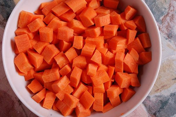 Cà rốt tươi đã được cắt nhỏ sẵn sàng cho món sinh tố cà rốt