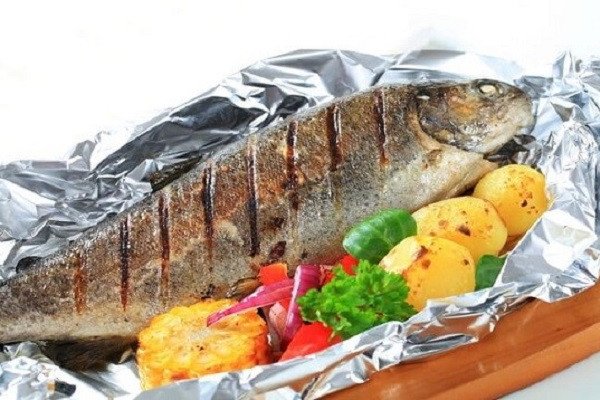 Cá sòng nướng giấy bạc cuộn rau sống hấp dẫn