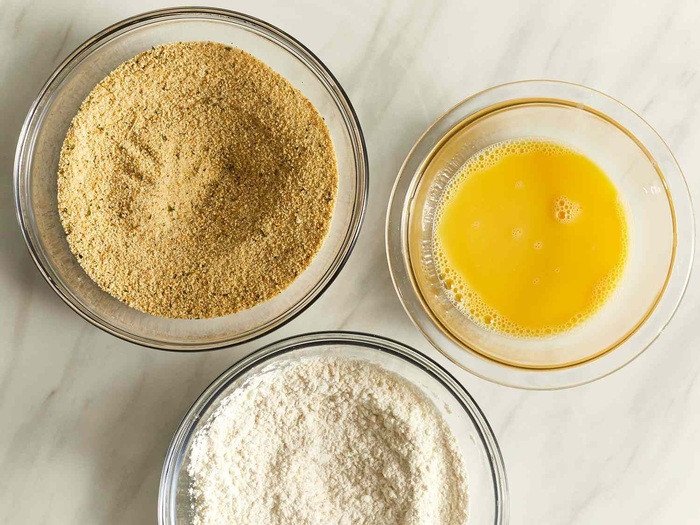 Các bát bột nhúng áo phô mai que trước khi chiên bằng nồi chiên không dầu