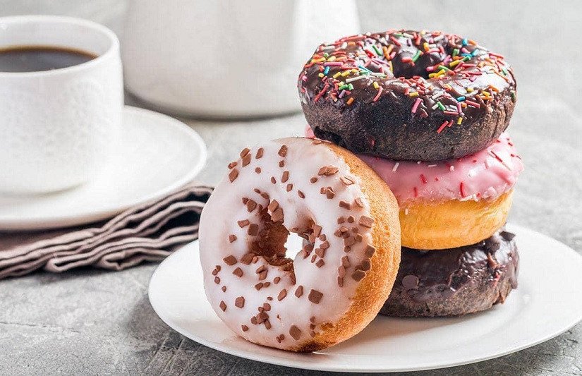 Các công đoạn tạo hình bánh donut đơn giản tại nhà trước khi nướng