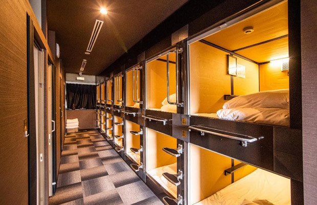 Các khoang ngủ gọn gàng và hiện đại trong một capsule hotel