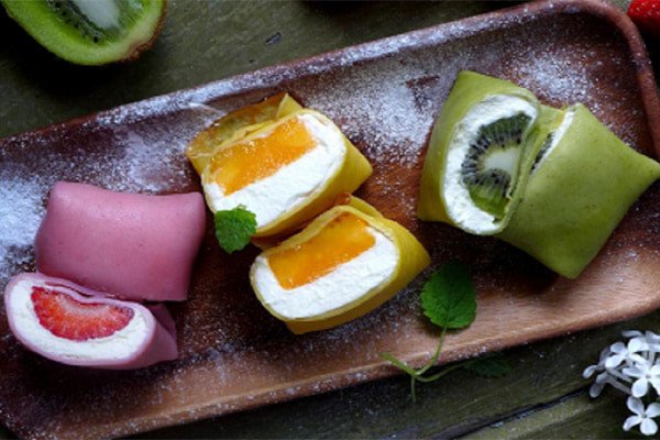 Các loại bánh crepe hoa quả tươi như kiwi, dâu tây, xoài hấp dẫn cho bé ăn dặm