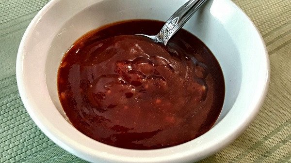 Các loại gia vị như nước tương, dầu hào, tương cà, tương ớt đang được hòa quyện để tạo nên phần sốt đậm đà cho món thịt bò xào nui.