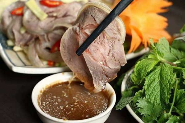 Các loại gia vị như quế, đinh hương, và hồ tiêu giúp thịt dê thơm ngon hơn