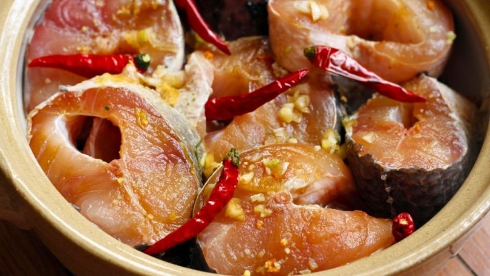Các loại gia vị như riềng, sả, ớt, nước màu để ướp cá kho