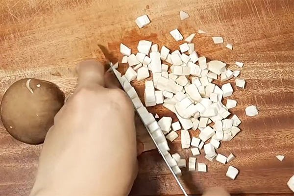 Các loại nấm và chả chay được cắt hạt lựu nhỏ gọn cho món bánh canh cốt dừa
