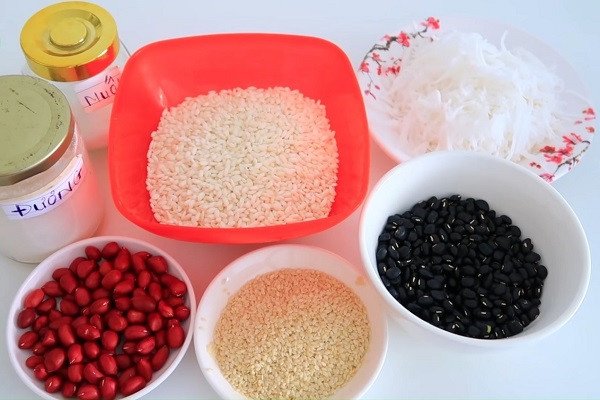 Các loại nguyên liệu tươi ngon chuẩn bị để nấu xôi đỗ đen dẻo thơm