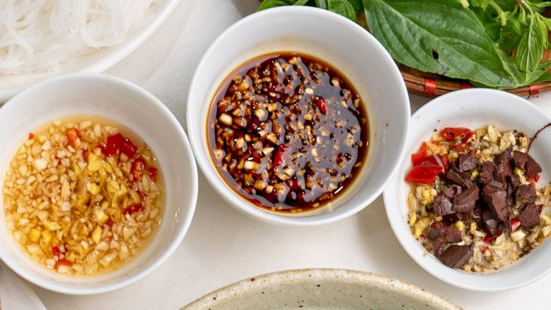 Các loại nước chấm đậm đà ăn kèm cháo vịt và gỏi vịt