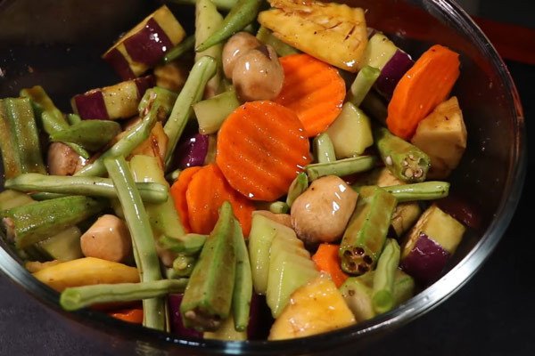 Các loại rau củ đang được ướp gia vị chuẩn bị cho món kho chay thập cẩm