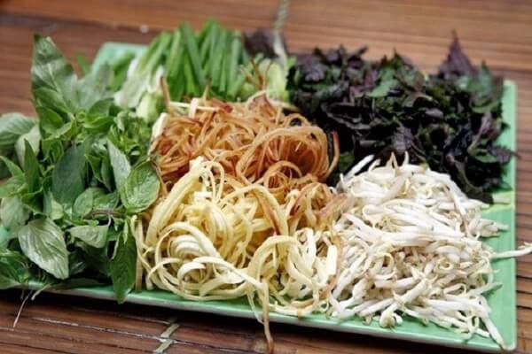 Các loại rau sống đa dạng dùng kèm món lẩu riêu cua bắp bò sườn sụn