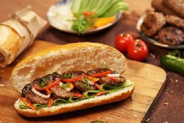 Các loại rau thơm và đồ chua, nguyên liệu không thể thiếu trong ổ bánh mì Việt Nam