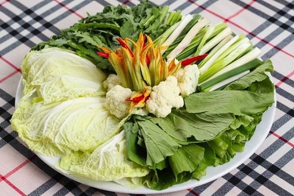 Bí Quyết Nấu Lẩu Cá Thác Lác Khổ Qua Đậm Đà Chuẩn Vị Các loại rau tươi ngon dùng kèm lẩu cá thác lác khổ qua, giúp cân bằng hương vị và bổ sung dinh dưỡng