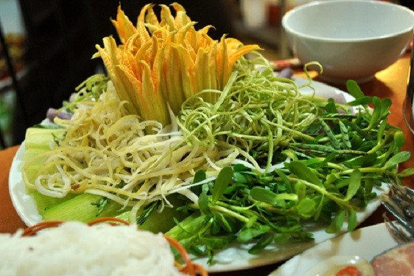 Các loại rau tươi xanh ăn kèm lẩu cá diêu hồng kiểu Thái