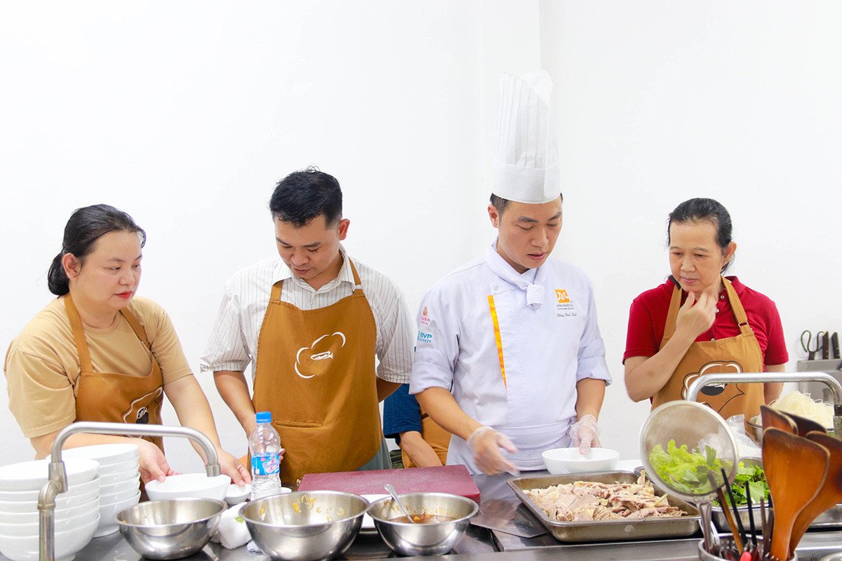 các loại topping thịt và rau sống cho phở khô Gia Lai