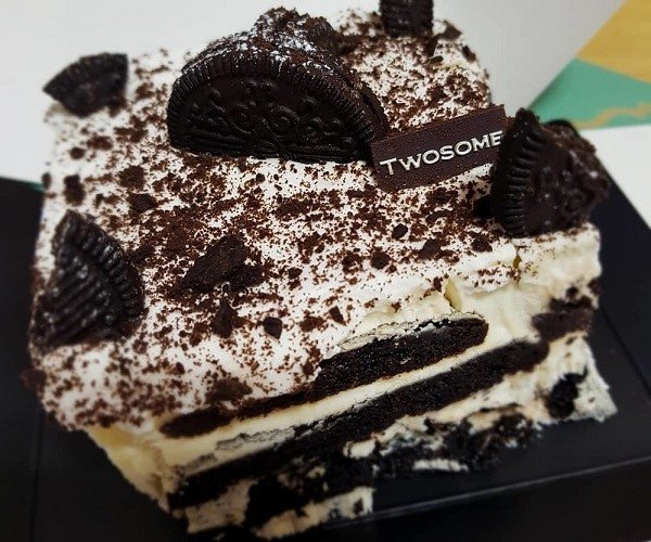Các lớp bánh Twosome Icebox được xếp xen kẽ hấp dẫn với kem phô mai và Oreo