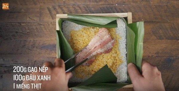 Các lớp gạo nếp, đậu xanh và thịt được xếp đều vào khuôn để gói bánh chưng vuông vắn