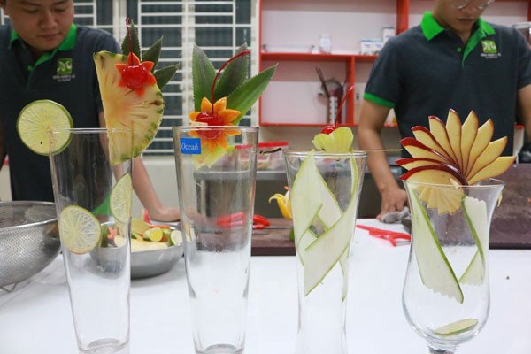 Các mẫu trang trí đồ uống sáng tạo được tỉa từ chanh và cà rốt